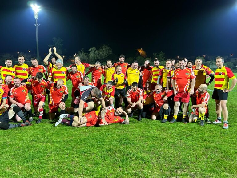 Photo d'après match entre les Bouilles de Gignac et les Esquiche-Coudes du Pays d'Aix. Les joueurs sont mélangés. Les Bouilles sont en rouge et jaunes, et les Esquiches en jaune et rouge.